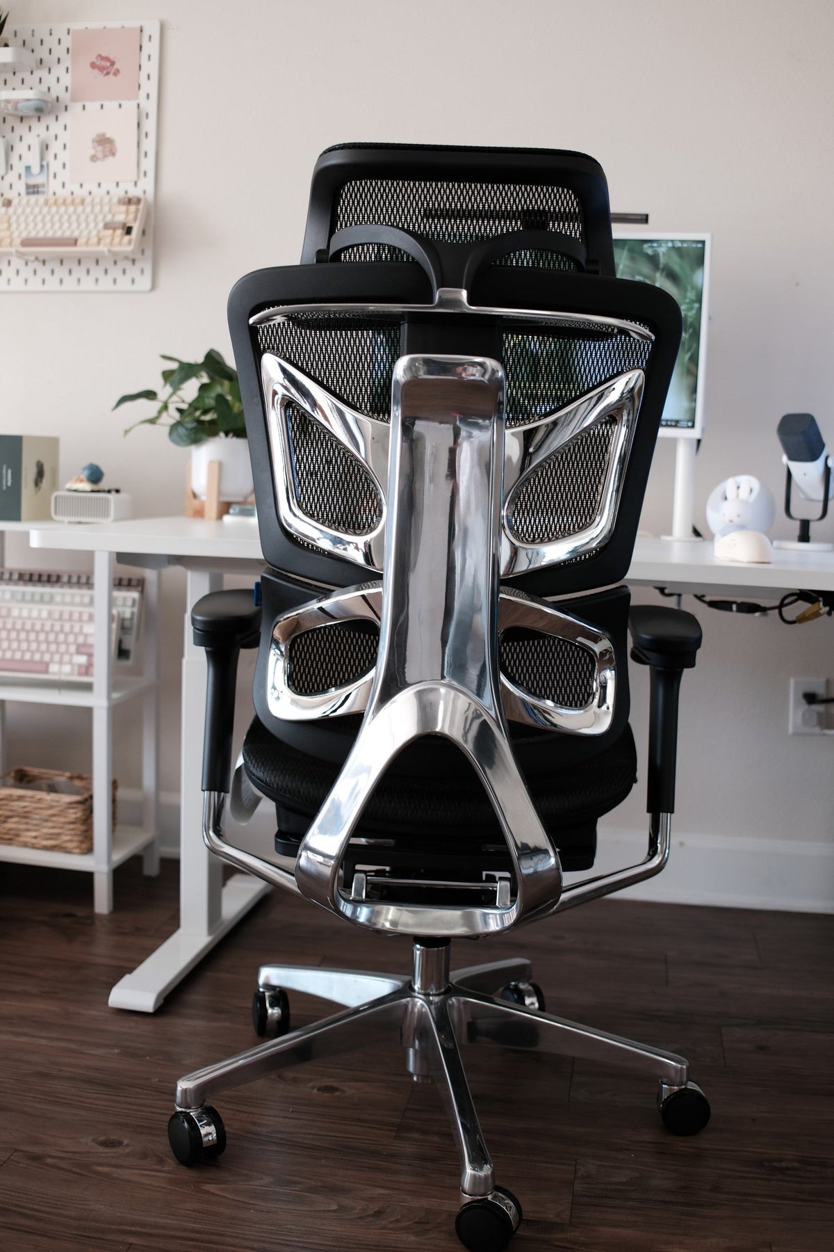 Rear view of an OdinLake O3 office chair showing a five-point base with five caster assemblies